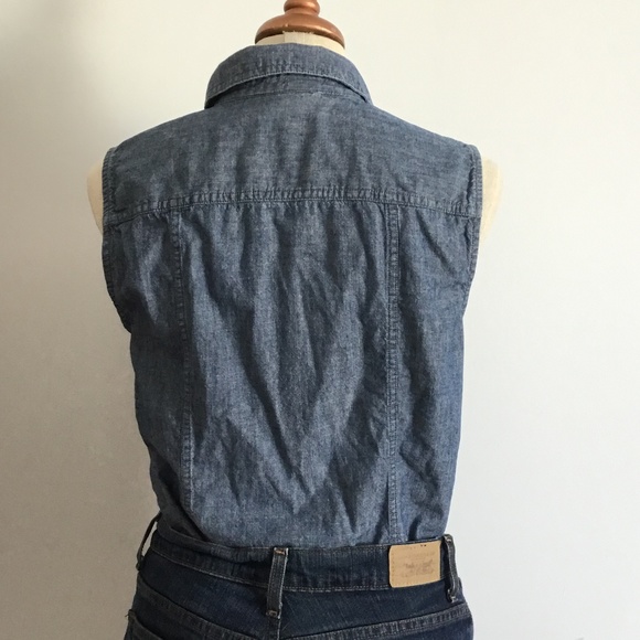 Karen Scott  Blue Denim Sleeveless Button Down Top - Picture 2 of 9